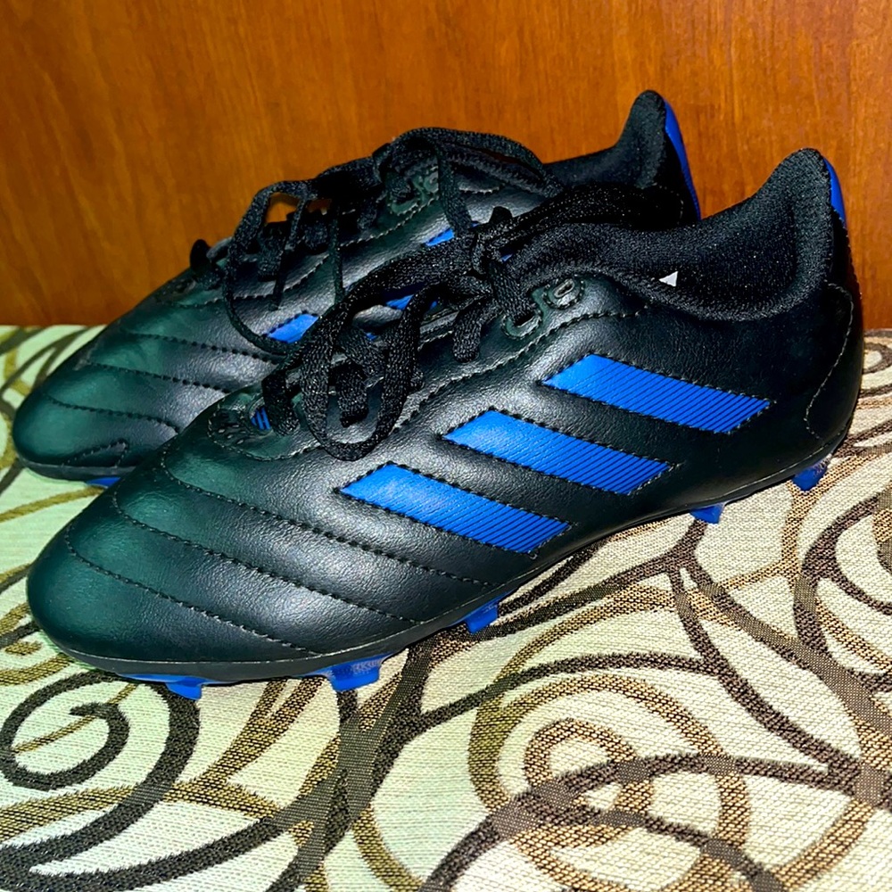Boys soccer kleats size 2